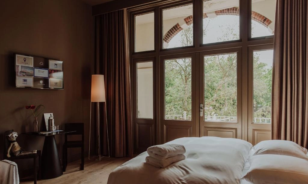 Luxe hotelkamer van MANNA & Blue met modern interieur en stijlvol design