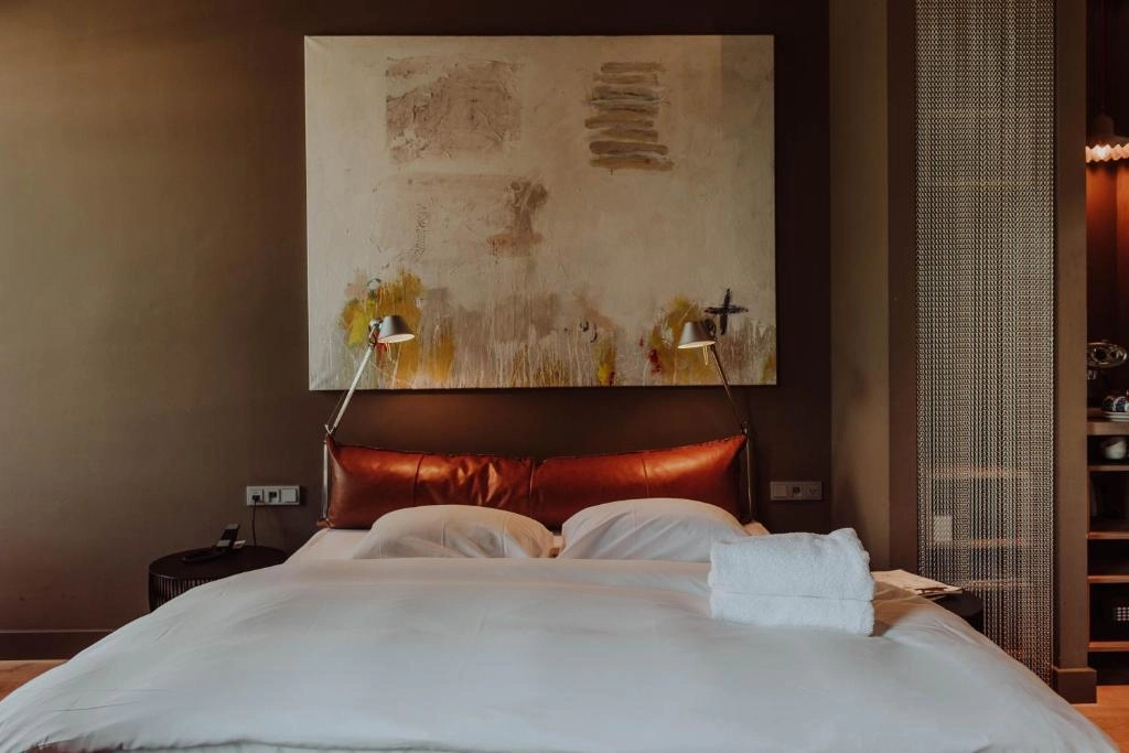 Luxe hotelkamer van MANNA & Blue met modern interieur en stijlvol design