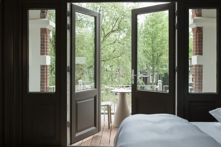 Hotelkamer met openslaande deuren naar het groen bij MANNA & Blue
