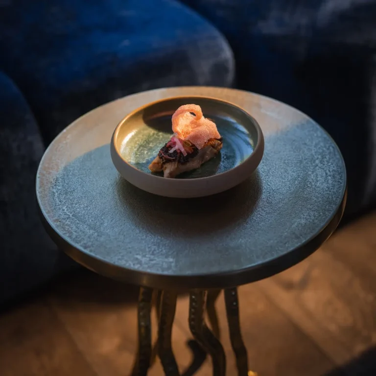 Verfijnd gerecht of cocktail in de sfeervolle setting van Bar Blue in Nijmegen