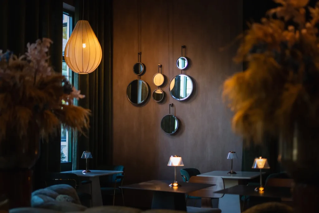 Sfeervol interieur van Bar Blue met ronde spiegels en warme verlichting
