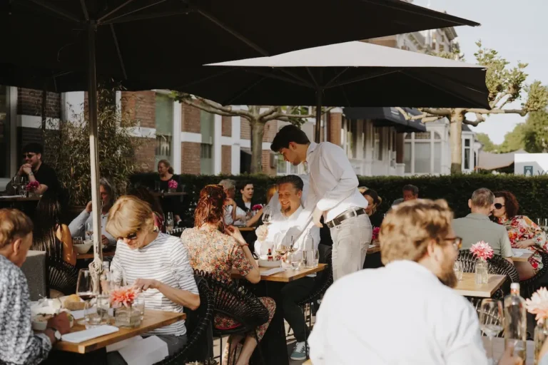 Gasten op het terras van MANNA restaurant in Nijmegen