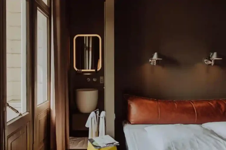 Hotel Blue room with a cosy interior, a bed and a washbasin