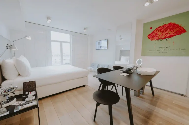 Light MANNA room with double bed, designer chair and desk