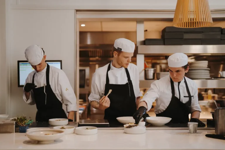 Chefs aan het werk in de open keuken van MANNA restaurant