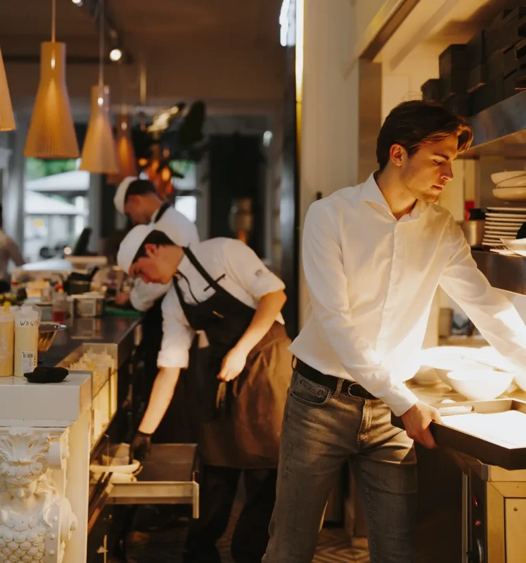Medewerker in het restaurant van MANNA tijdens de bediening