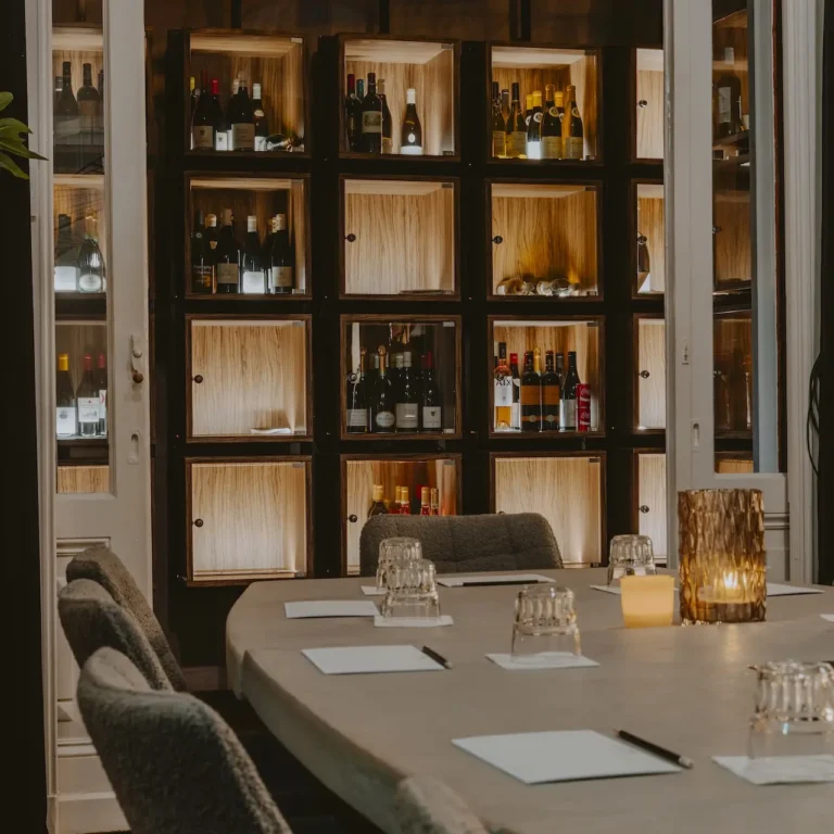 Boardroom 2 van MANNA met vergadertafel, hoge ramen en klassieke details